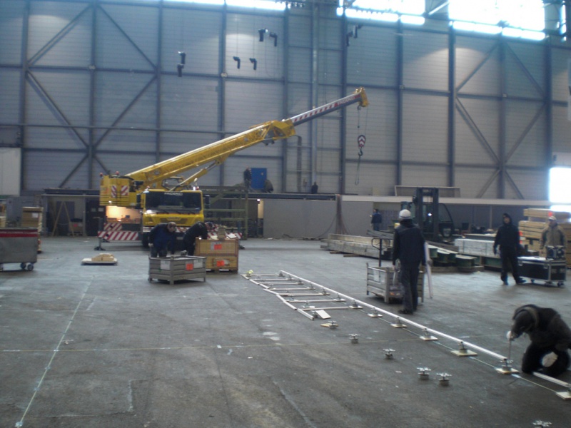 La construction du stand Lexus au salon de Genève 2010 ! 43589910.jpg