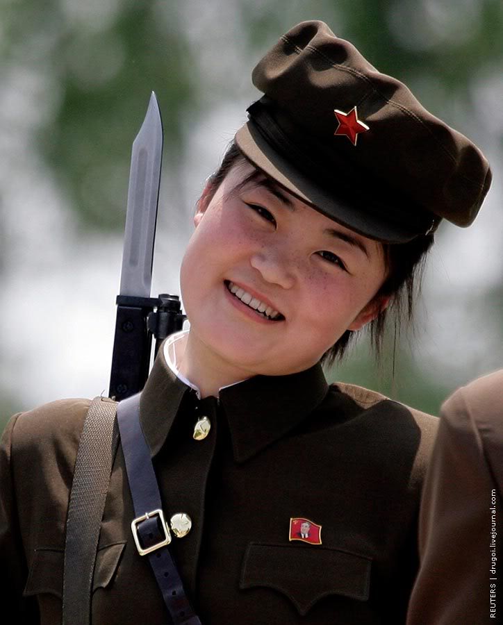Видеть себя в военной форме. Северная Корея. Кореянки в военной форме. Северокорейская Военная форма. Северные корейцы.